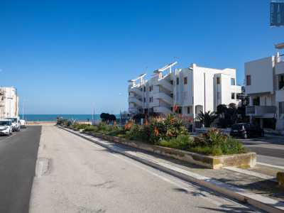 Il boom edilizio port� alla costruzione di altre palazzine su via La Volpe, la larga strada caratterizzata da una serie di edifici dalla facciata biancastra